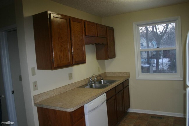Building Photo - 4 br, 1.5 bath House - 1321 Christopher St