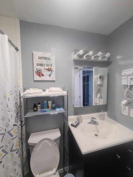 Bathroom - 2908 W 32nd Ave