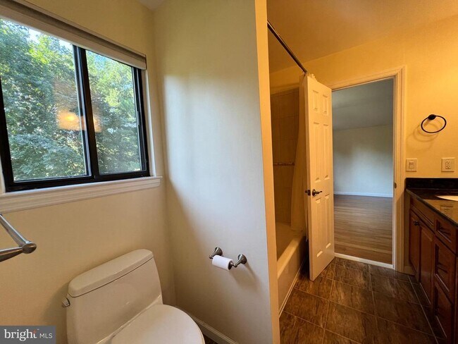 Building Photo - 80 Sayre Dr