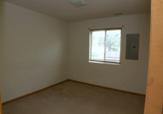 Building Photo - 2276 Holdrege St