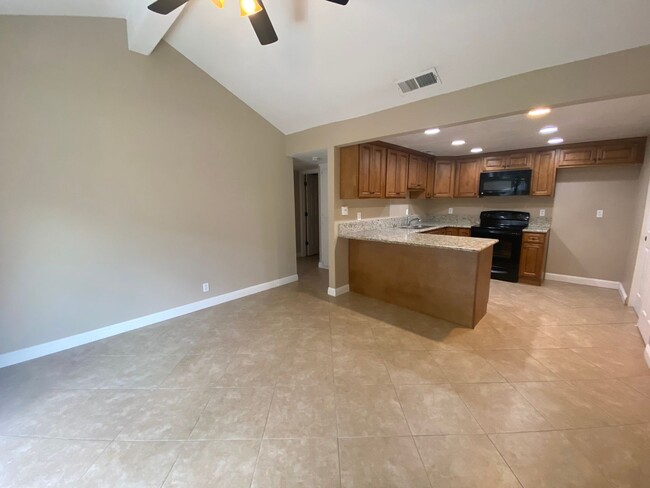 Building Photo - 2 Bedroom 2 Bathroom Updated Duplex with Y...