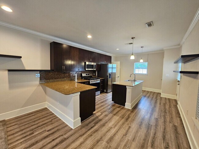 Building Photo - Available now ready for immediate move in