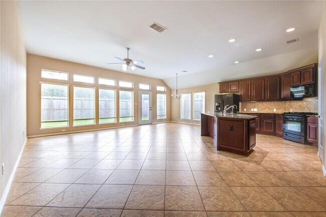 Building Photo - 5615 Stoneridge Ct