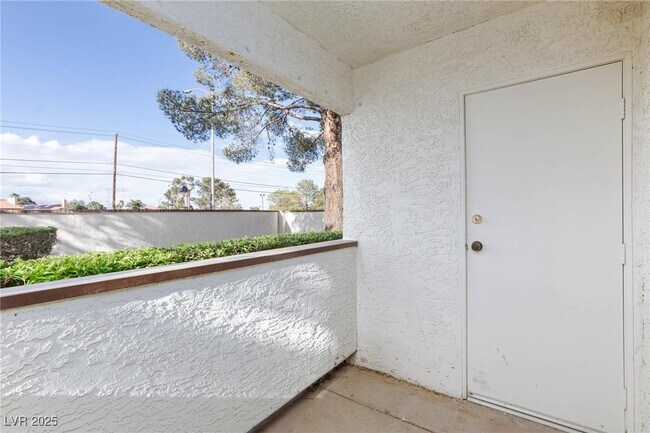 Building Photo - 6623 W Tropicana Ave
