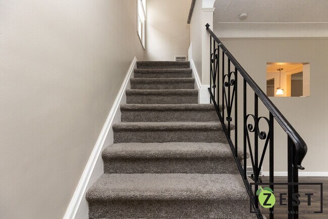 Building Photo - - BEAUTIFUL 3-BEDROOM 1 BATHROOM  April 11th 2-2:30 pm!