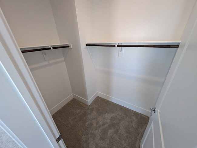 Building Photo - 675 Agate Bridge St