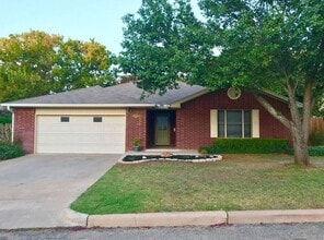 Building Photo - FOR LEASE!!