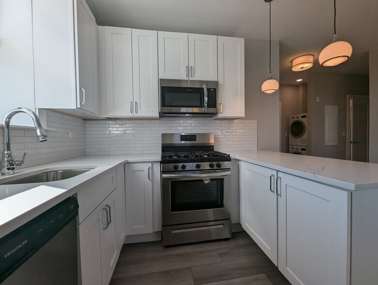 Building Photo - 3937 N Janssen Ave