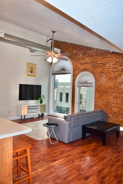 Primary Photo - 135 E Prairie Ave
