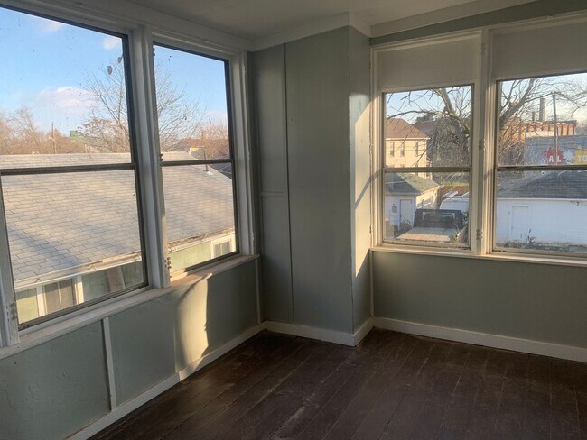 Building Photo - 2200 E 5th St