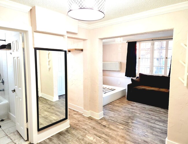 Building Photo - LOCATION LOCATION!!  Remodeled- studio in the heart of Capitol Hill.  $500 off 1st months' rent!