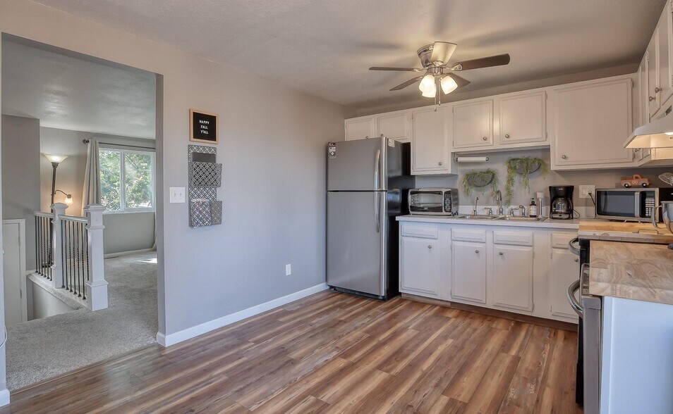 Building Photo - 495 Avenida del Cielo