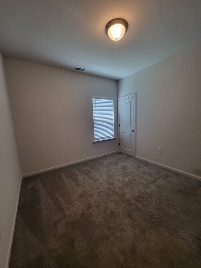 Building Photo - Cute, Well Maintained, Ranch Close to Mountain Island Lake