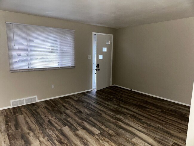 Building Photo - 3 Bed 1.5 Bath with an Additional Bedroom