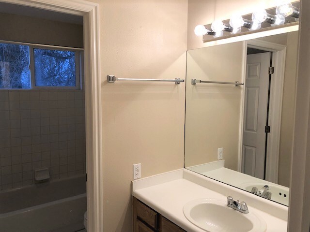 Split Bathroom with large vanity - 414 400 N