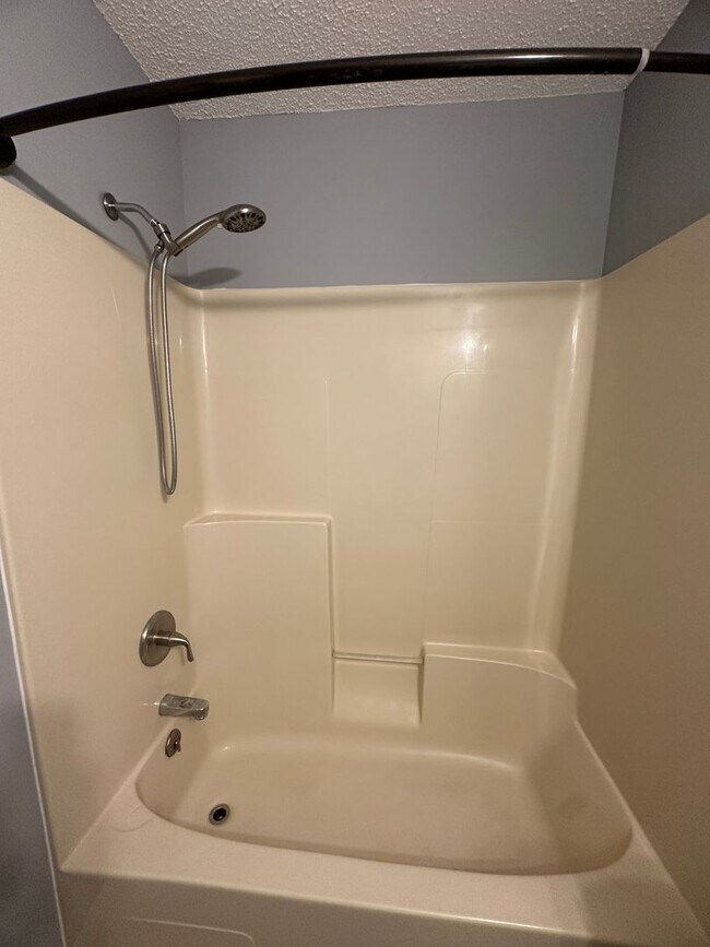 Building Photo - Briarwood West!  End Unit!