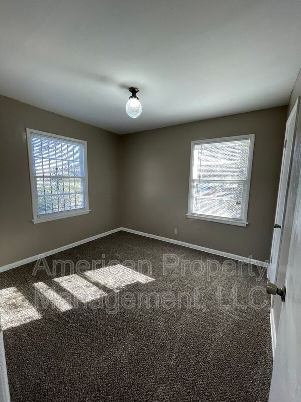 Building Photo - 2405 N Urbana Ave