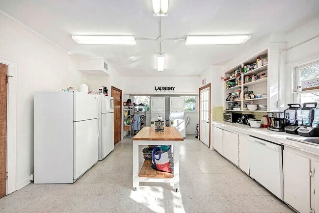 Building Photo - Spacious 14-Bedroom Property Ideal for Groups & Organizations