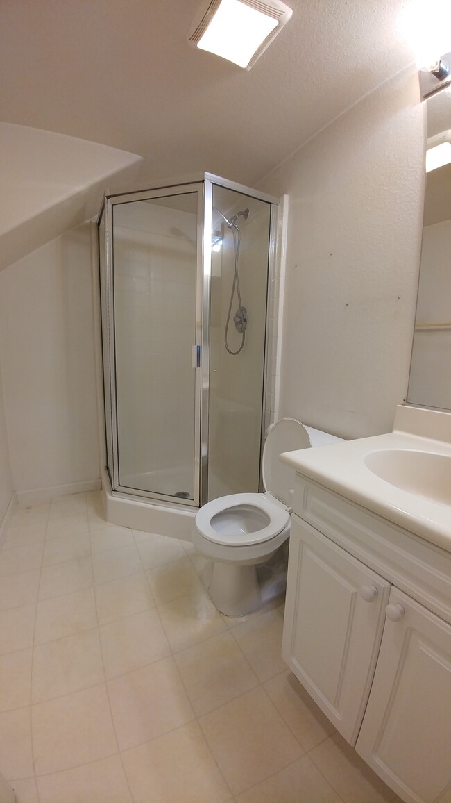 Building Photo - 844 Towne Dr