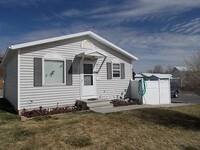 Building Photo - 2 Bed/ 1.5 Bath/ 2 Car Oversized Garage Ho...