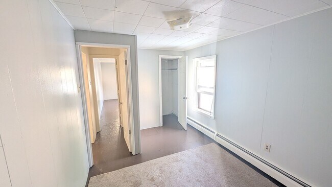Building Photo - Spacious 3 BR on quiet Columbia street!