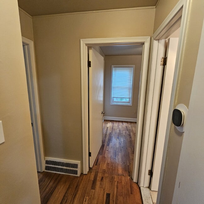 Building Photo - Nice 2 Bedroom Ranch w/ Great Room, Semi F...