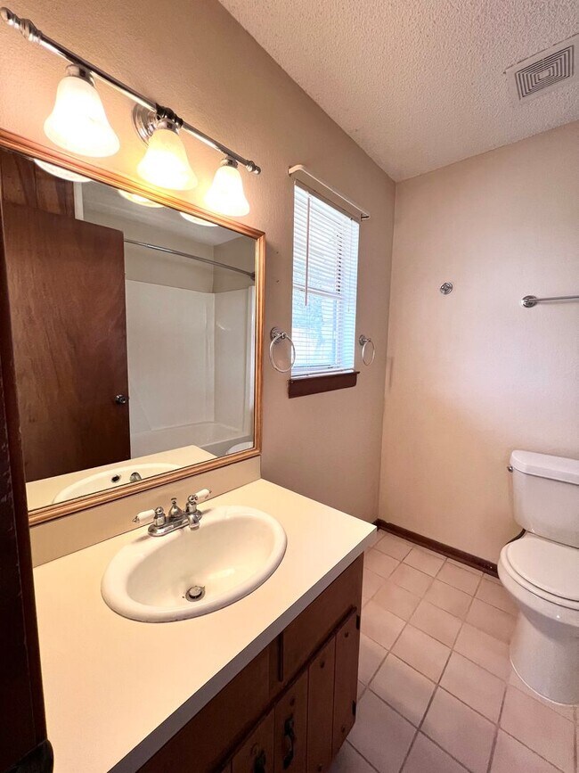 Building Photo - Comfortable 3/2 Home