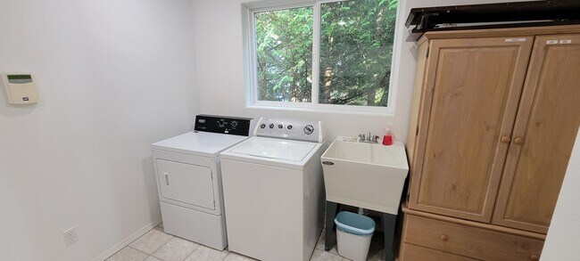 Building Photo - Lake Retreat Waterfront Living | Spacious Home with Views + Utilities Included