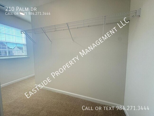 Building Photo - 210 Palm Dr