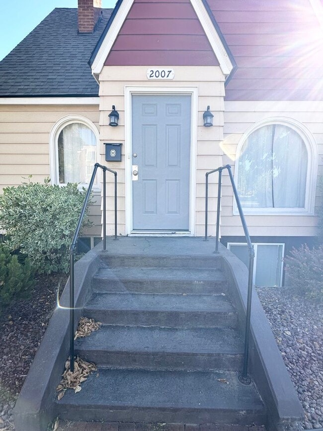 Building Photo - Adorable remodeled in 2023 2 bedroom 1 bathroom duplex available soon!