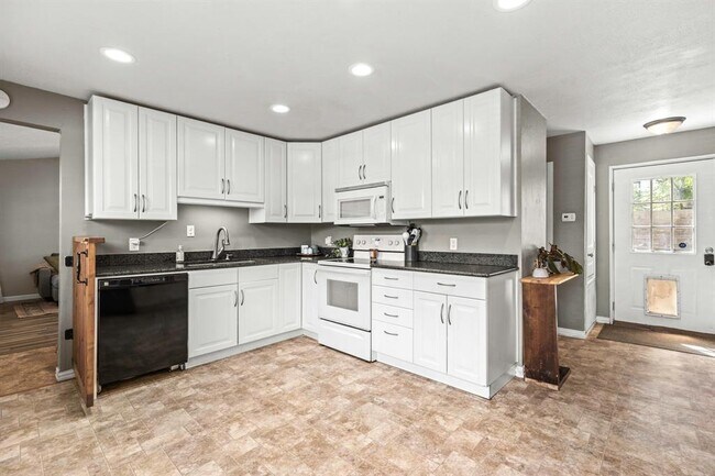 Building Photo - 11004 Elm St