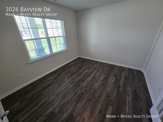 Building Photo - 3026 Bayview Dr