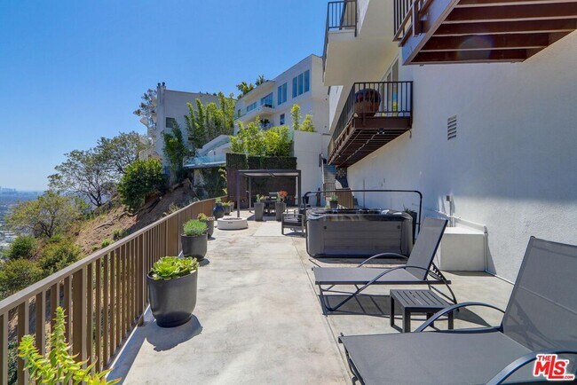 Building Photo - 8528 Hillside Ave