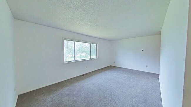 Building Photo - Spacious and charming conveniently located...