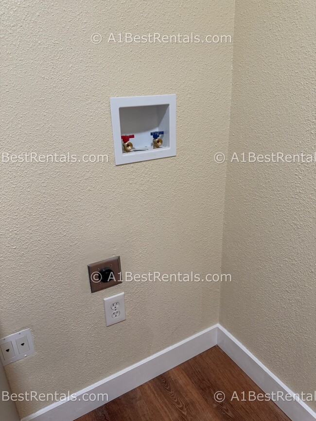 Building Photo - 3205 Sierra St