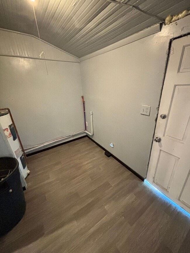 Building Photo - DEPOSIT SPECIAL - ONLY $250 !!!