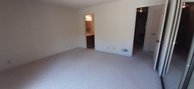 Building Photo - 1-111 Nissen Rd