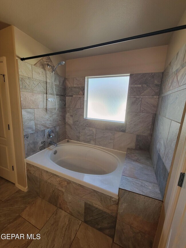 Building Photo - 2404 Escape Point St