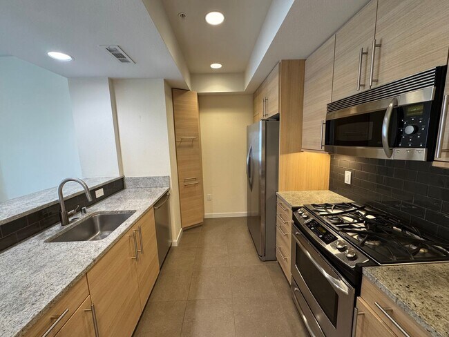 Building Photo - Beautiful third level 2 bedroom condo in the Mercer