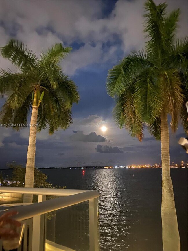 Building Photo - 1541 Brickell Ave