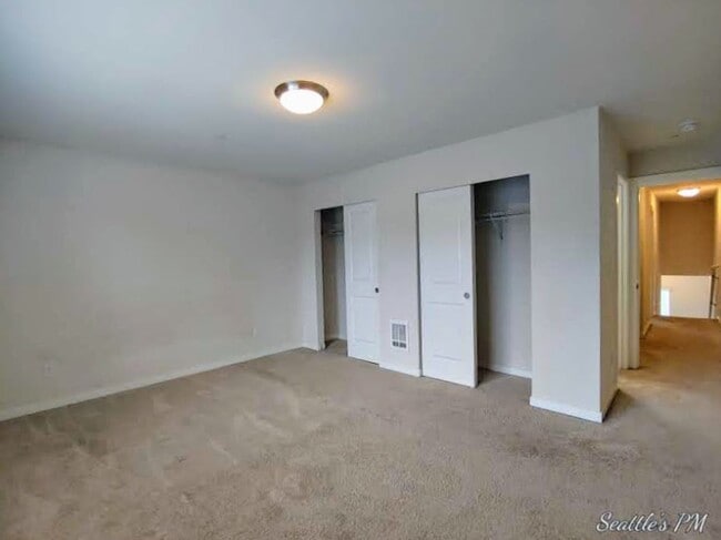 Building Photo - Stunning Contemporary Townhouse-Lynnwood