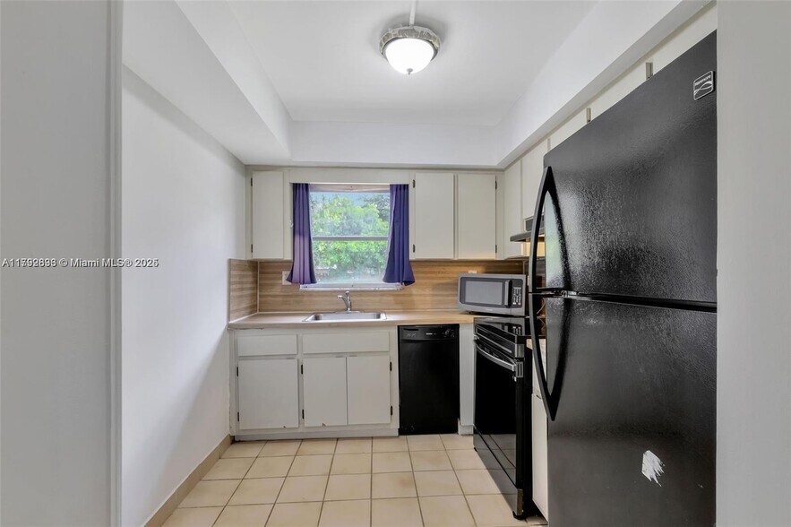 Building Photo - 6141 SW 42nd Ct