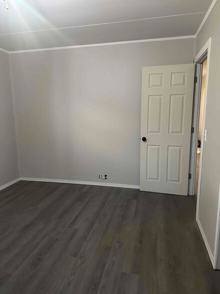 Building Photo - 877 Pontiac Ave