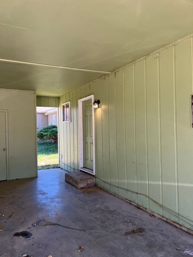 Building Photo - Remodeled 2 bedroom, 1 bathroom duplex