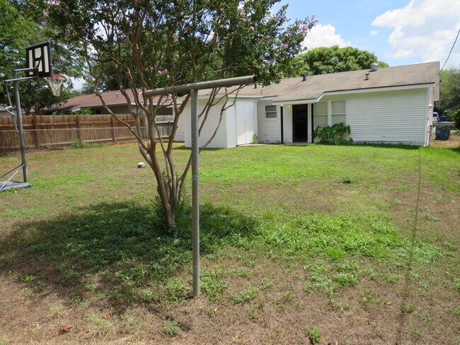 Building Photo - 419 Anton Dr