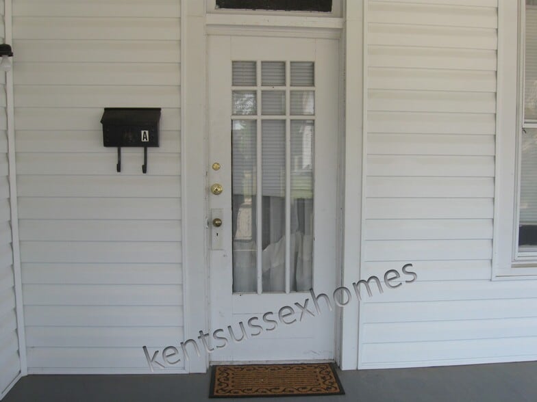 Private entrances - 112 Mechanic Street