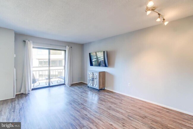 Building Photo - 2111 Wisconsin Ave NW