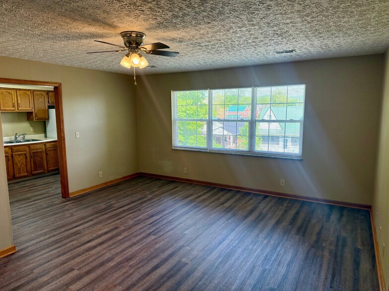 Building Photo - 515 Monroe Ave