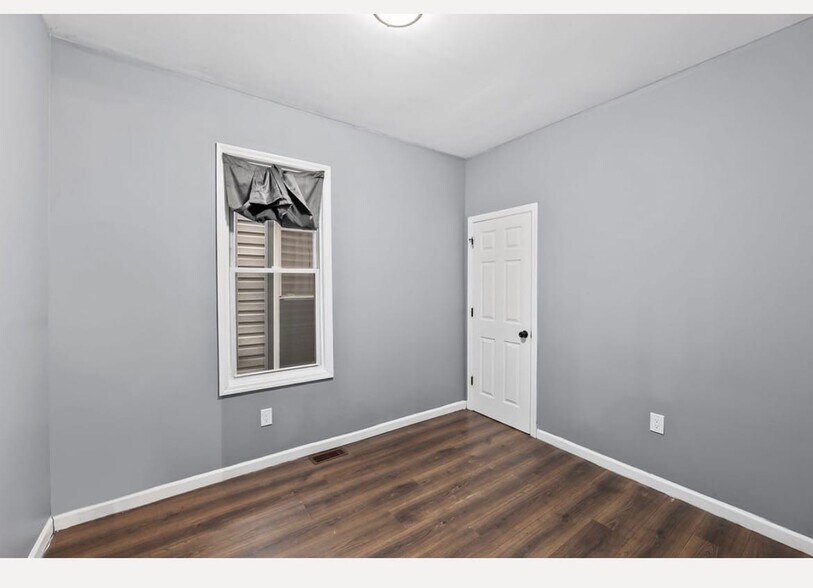 Building Photo - 487 S 17th St