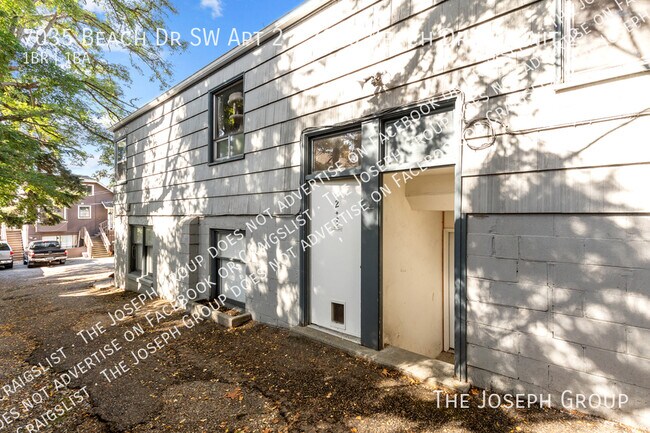 Building Photo - 7035 Beach Dr SW